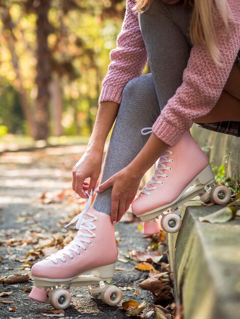 Seitenansicht der Frau in den Rollschuhen mit Socken