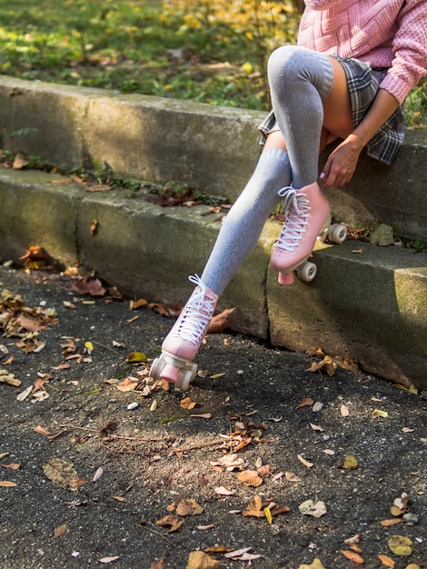 Kostenloses Foto seitenansicht der frau in den socken und in den rollschuhen