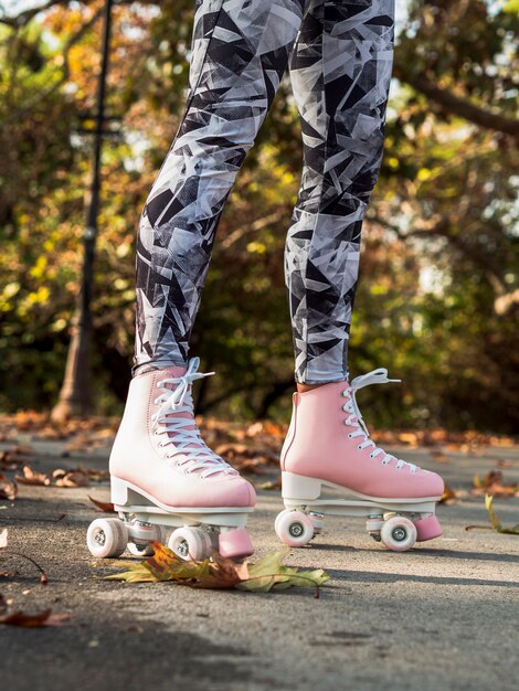 Seitenansicht der Frau mit Rollschuhen und Gamaschen