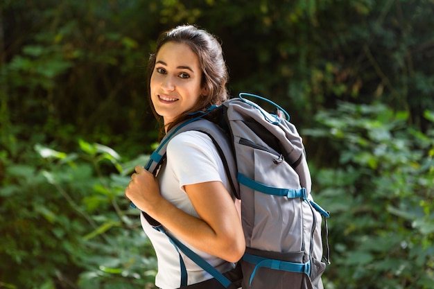 Seitenansicht der Frau mit Rucksack, der Natur erforscht