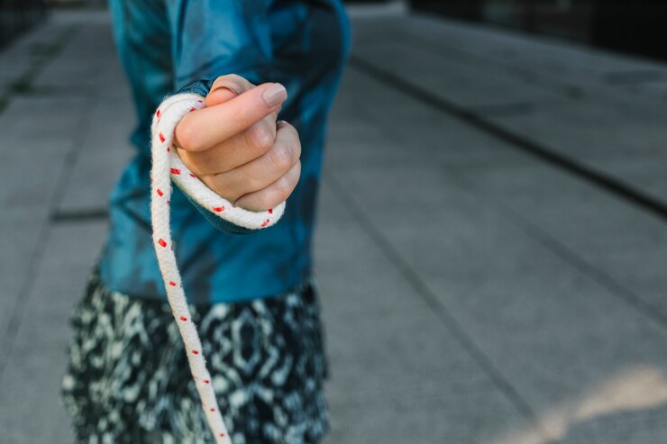 Kostenlose Foto seitenansicht der frau seilspringen halten