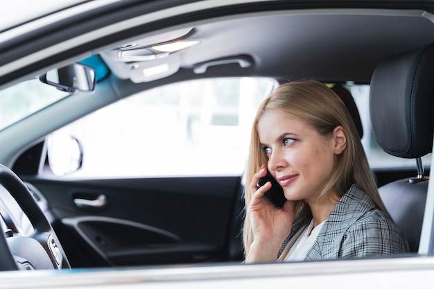 Seitenansicht der Frau sprechend am Telefon