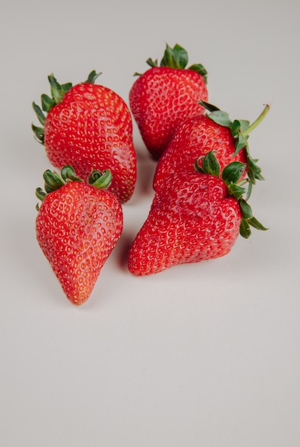 Seitenansicht der frischen reifen Erdbeeren lokalisiert auf Weiß