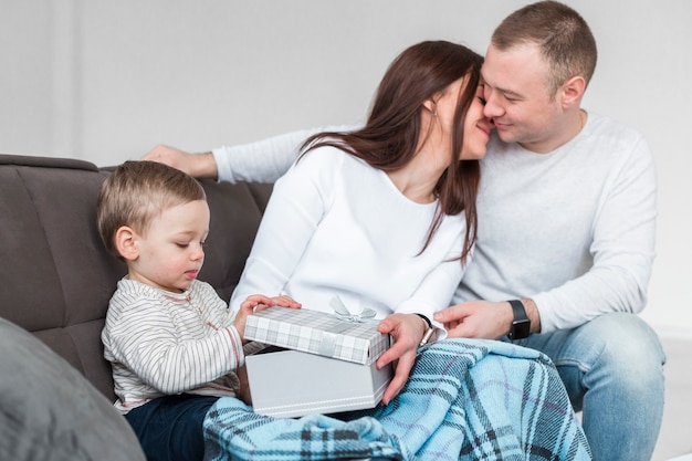 Seitenansicht der glücklichen Eltern mit Baby