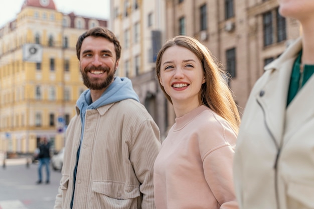 Seitenansicht der Gruppe von Freunden draußen in der Stadt, die Spaß hat