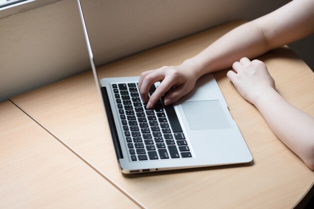 Seitenansicht der Hand mit Laptop