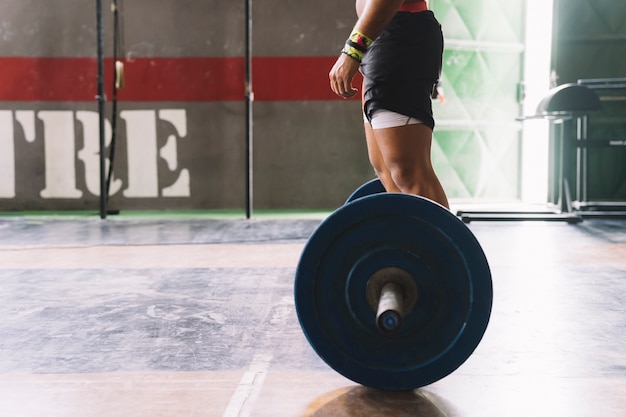 Seitenansicht der Hantel und Mann im Fitnessstudio