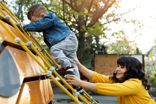 Seitenansicht der Mutter, die dem Kind hilft