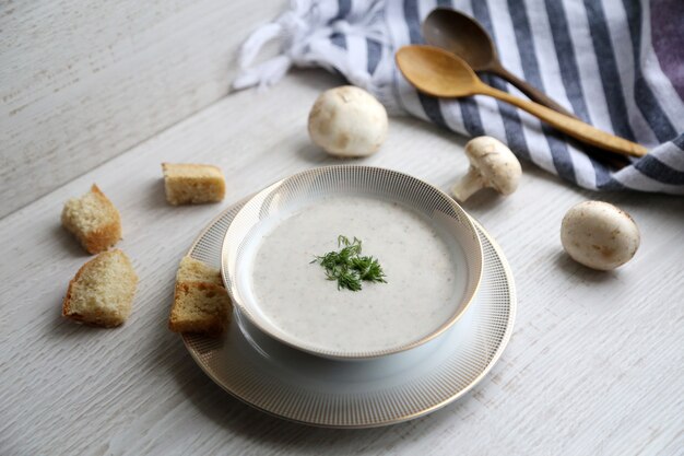 Seitenansicht der Pilzcremesuppe in der weißen Schüssel