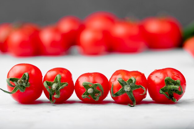 Seitenansicht der reifen Kirschtomaten auf weißem Hintergrund