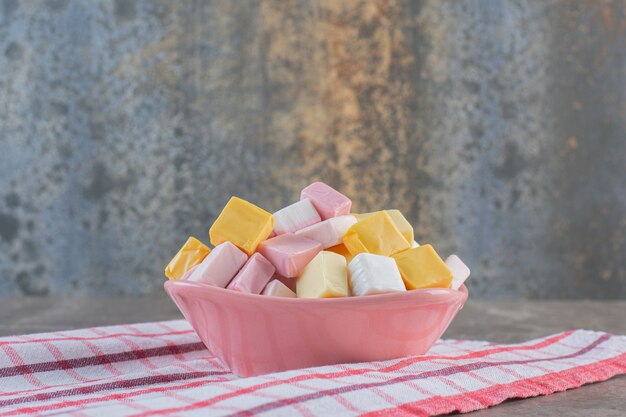 Seitenansicht der rosa Schüssel voll mit leckeren Geleebonbons.