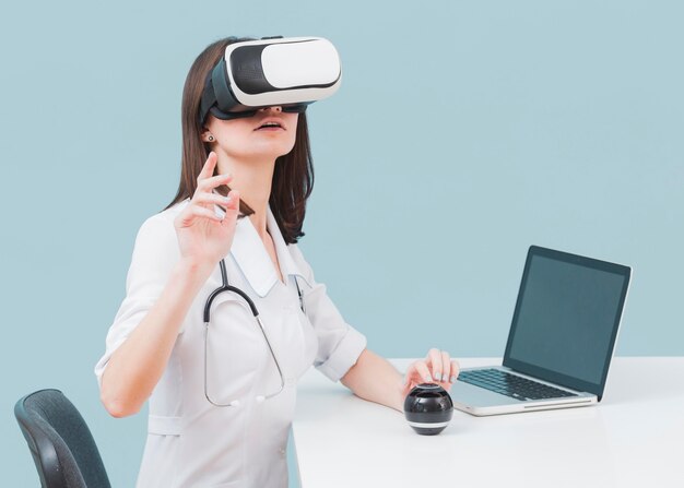 Seitenansicht der Ärztin mit Stethoskop und Virtual-Reality-Headset