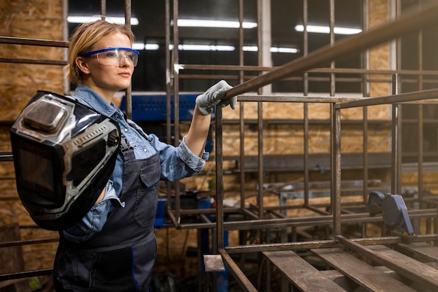 Kostenloses Foto seitenansicht der schweißerin bei der arbeit