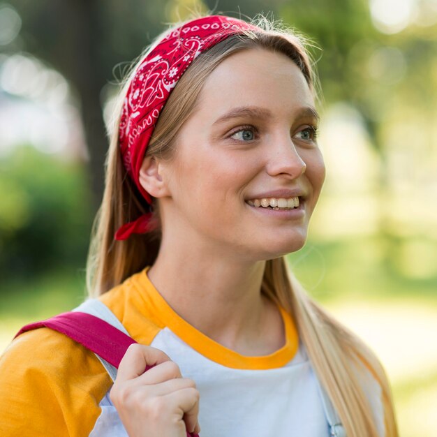 Seitenansicht der Smiley-Frau im Freien