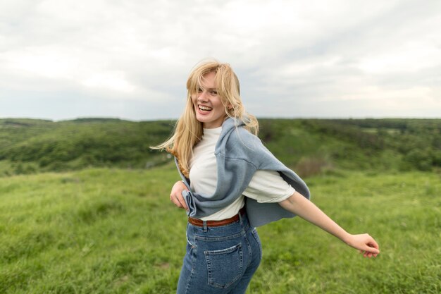 Seitenansicht der Smiley-Frau in der Natur