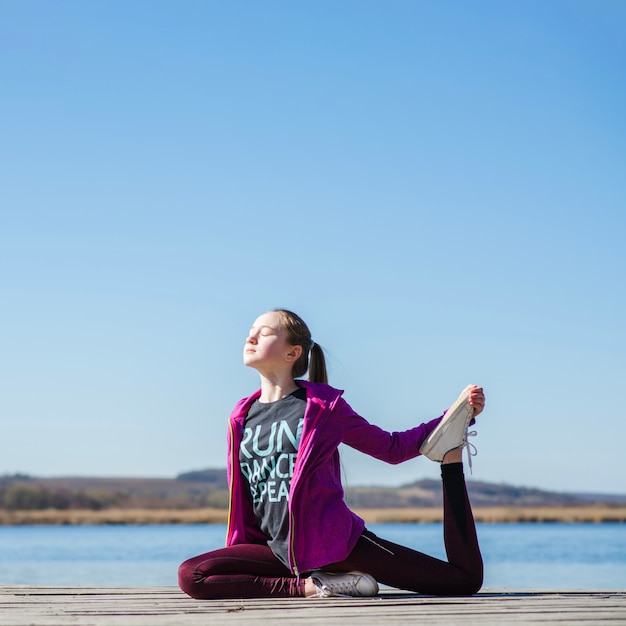 Seitenansicht der Stretching Mädchen