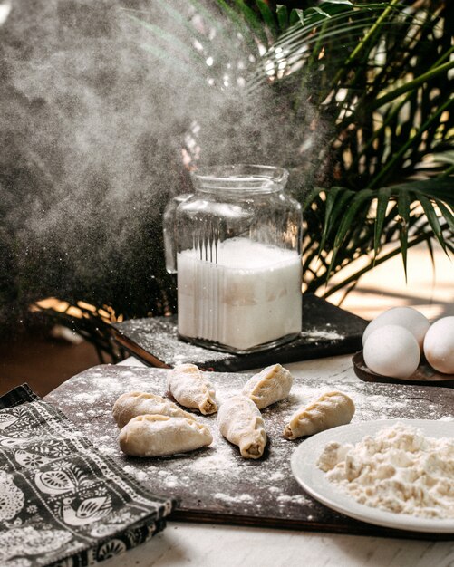 Seitenansicht der traditionellen aserbaidschanischen Gurza auf einem hölzernen Schneidebrett