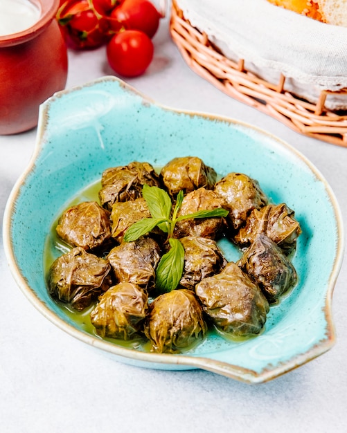 Kostenloses Foto seitenansicht der traditionellen traubenblätter dolma auf dem tisch