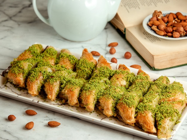 Seitenansicht der türkischen Süßigkeiten Baklava mit Pistazie auf Platte