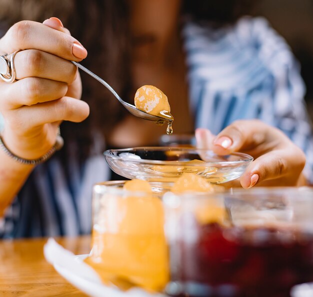 Seitenansicht der weiblichen Hand mit Birnenmarmelade