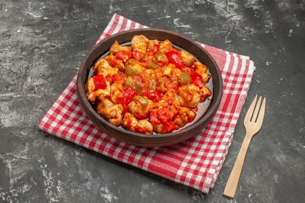 Seitenansicht der würzigen leckeren Hühnersuppe mit Tomaten