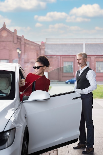 Seitenansicht des Autos der Valet Parking-Frau