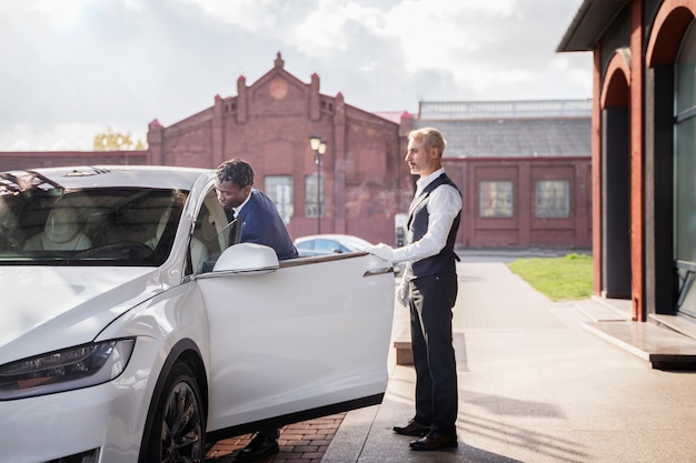 Seitenansicht des Autos des Parkservice-Mannes