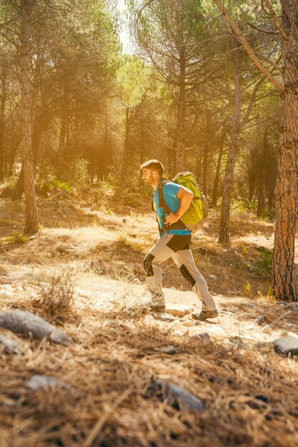 Seitenansicht des Backpackers geht bergauf