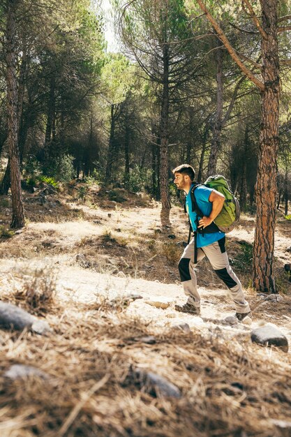 Seitenansicht des Backpackers zu Fuß