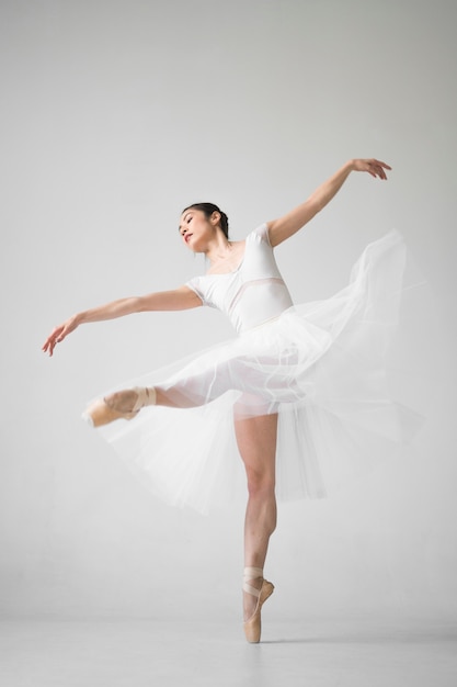 Seitenansicht des Ballerina-Tanzens