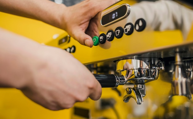 Kostenloses Foto seitenansicht des barista mit kaffeemaschine