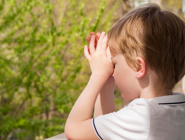 Seitenansicht des betenden kleinen Jungen