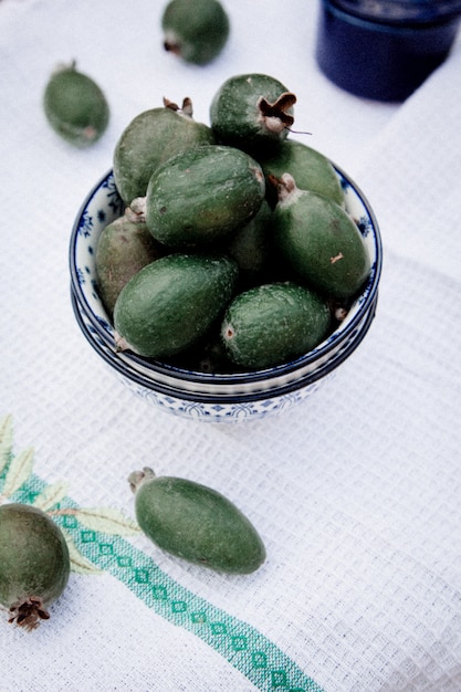 Seitenansicht des Feijoa der reifen Frucht in der Schüssel auf Weiß