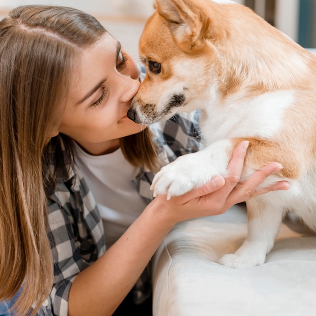 Seitenansicht des Hundes und seines Besitzers