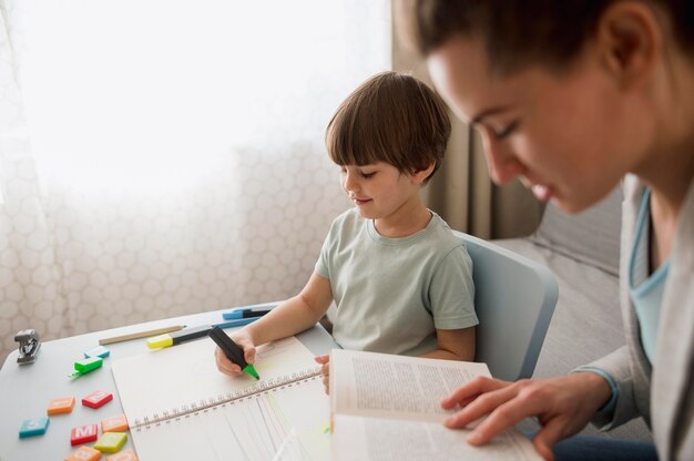 Seitenansicht des Kindes und des Lehrers zu Hause