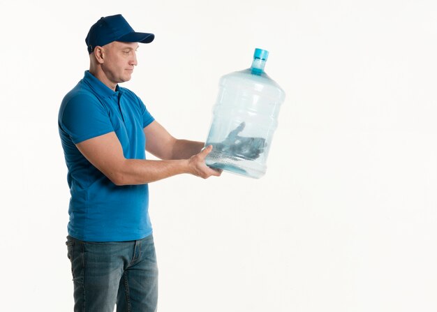Seitenansicht des Lieferers Wasserflasche halten
