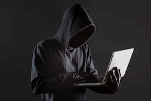 Kostenloses Foto seitenansicht des männlichen hackers mit handschuhen und laptop