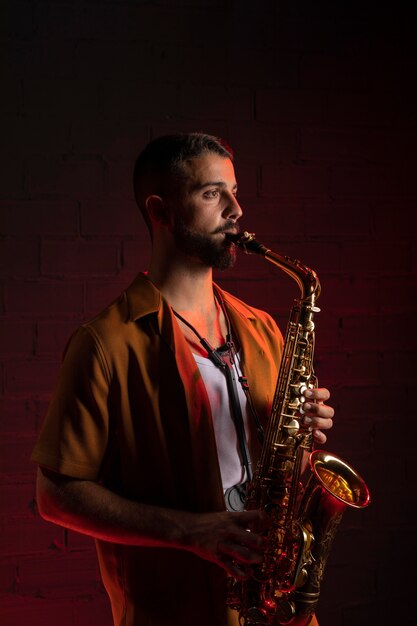 Seitenansicht des männlichen Musikers, der das Saxophon spielt