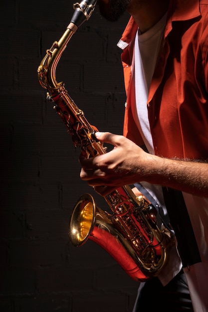 Seitenansicht des männlichen Musikers, der Saxophon spielt