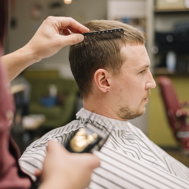 Seitenansicht des Mannes am Friseurladen