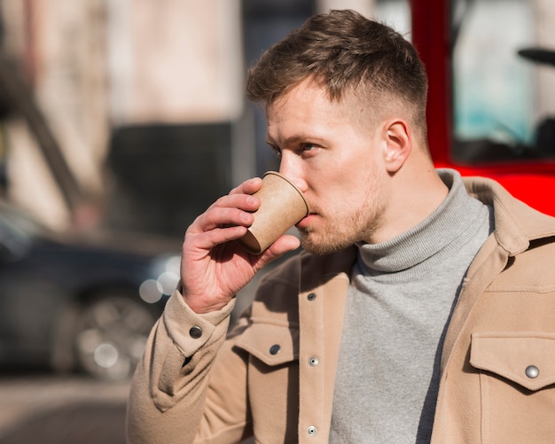 Seitenansicht des Mannes, der Kaffee trinkt