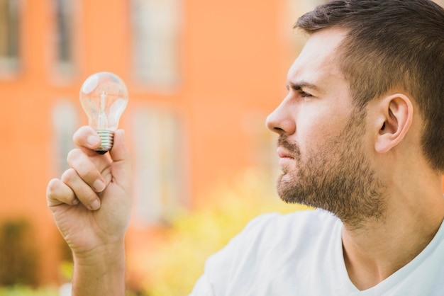 Seitenansicht des Mannes Glühlampe betrachtend