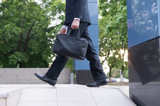 Seitenansicht des Mannes mit Handtasche