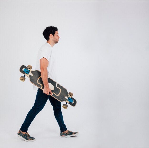 Seitenansicht des Mannes mit Longboard