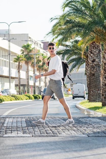 Seitenansicht des Mannes mit Rucksack, der Stadt erkundet