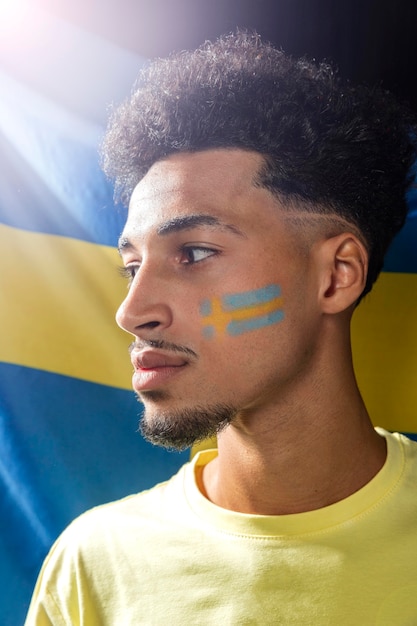 Kostenloses Foto seitenansicht des mannes mit schwedischer flagge