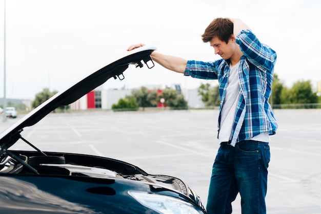 Seitenansicht des Mannes Motor überprüfend