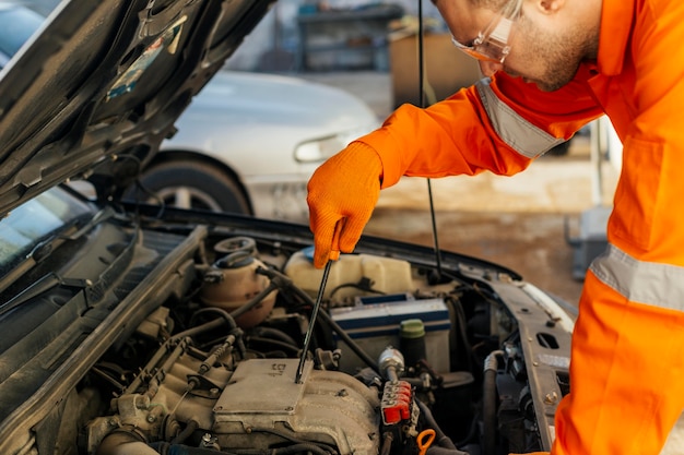 Seitenansicht des Mechanikers in Uniform mit Schutzbrille