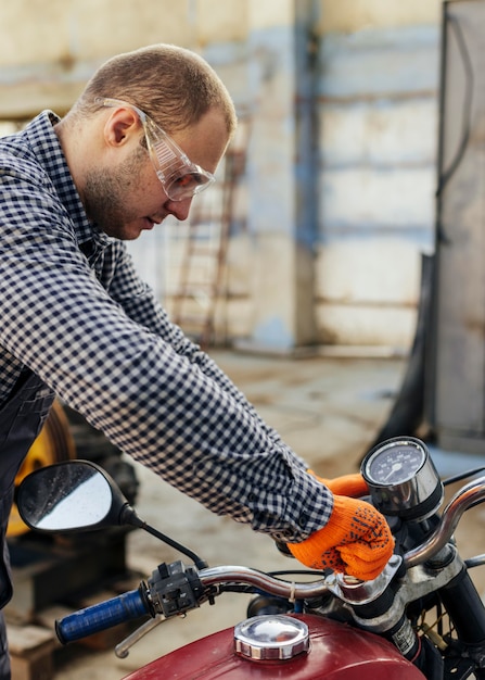 Seitenansicht des Mechanikers mit Schutzbrille