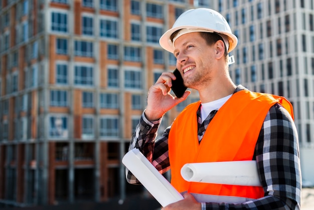 Seitenansicht des mittleren Schusses des Ingenieurs sprechend am Telefon